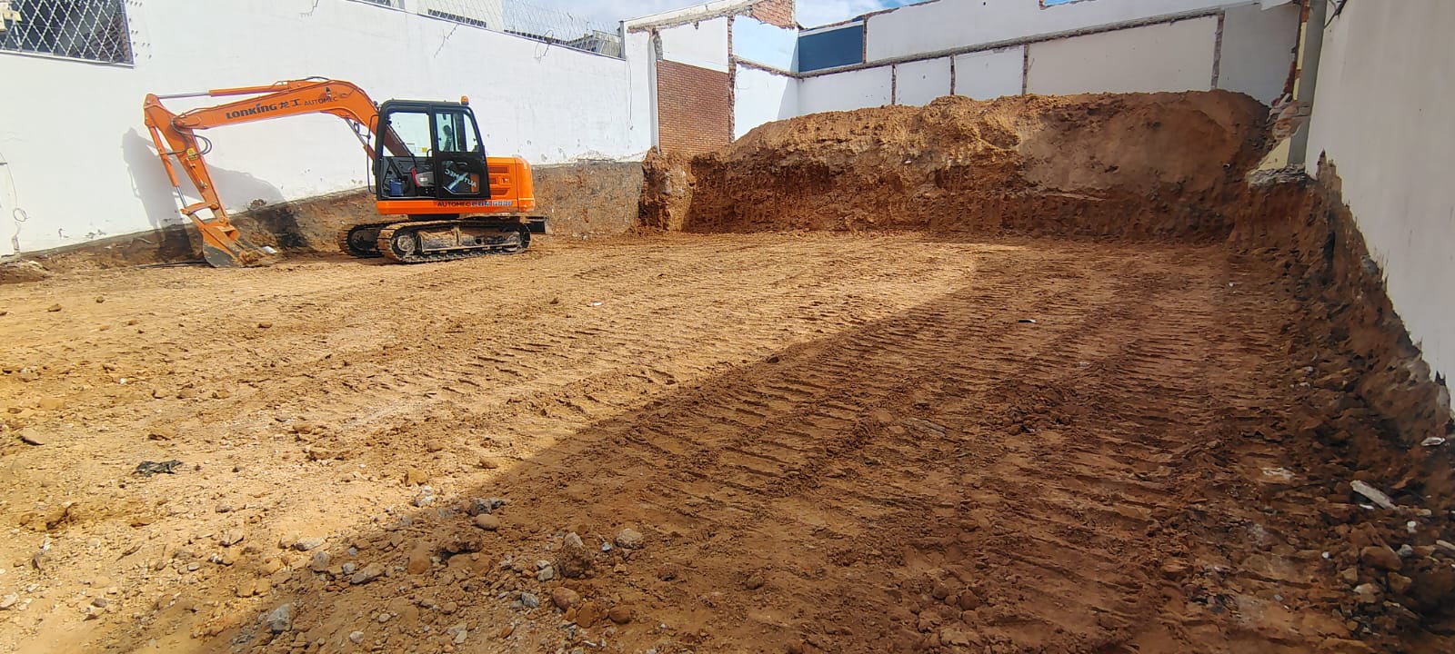 empresa de terraplenagem, limpeza de terrenos, perfuração de brocas, baldrames, demolição