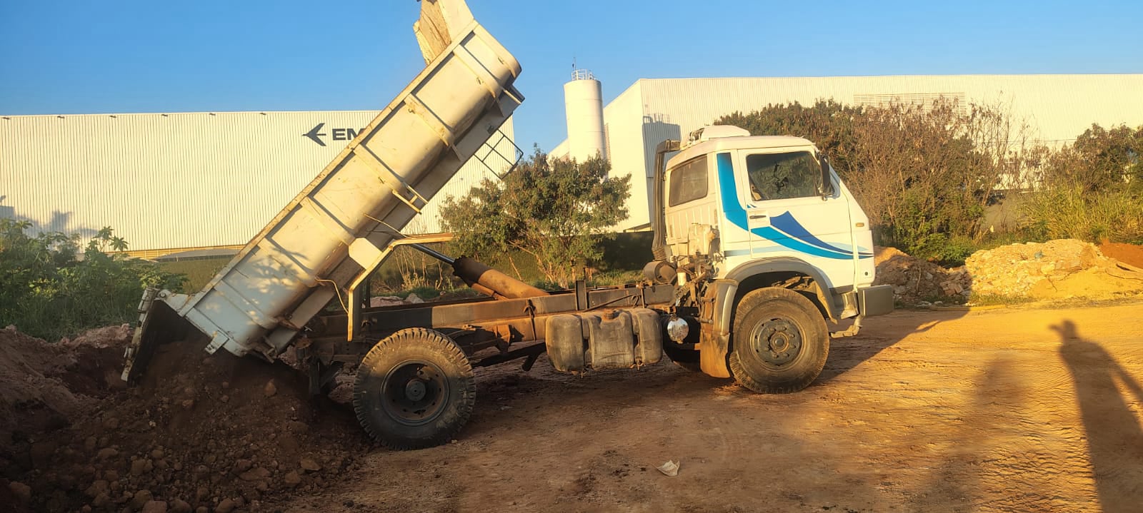 empresa de terraplenagem, limpeza de terrenos, perfuração de brocas, baldrames, demolição